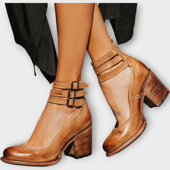 Boty s více pásky a širokým podpatkem