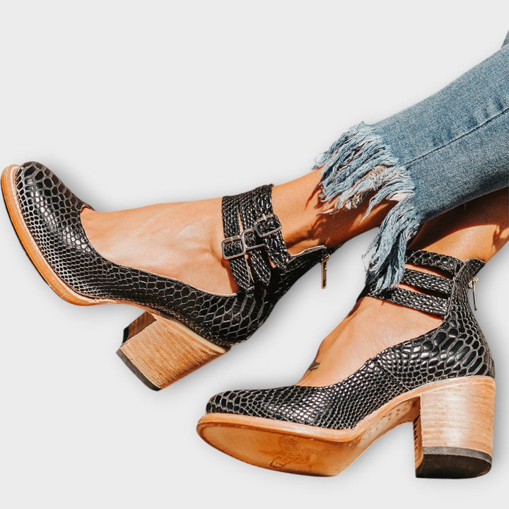 Boty s více pásky a širokým podpatkem