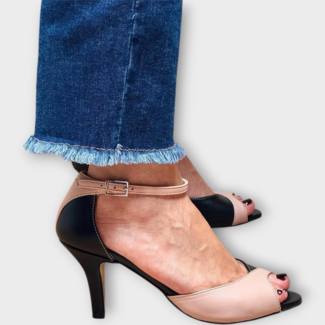 Boty s mírným podpatkem a páskem kolem kotníku