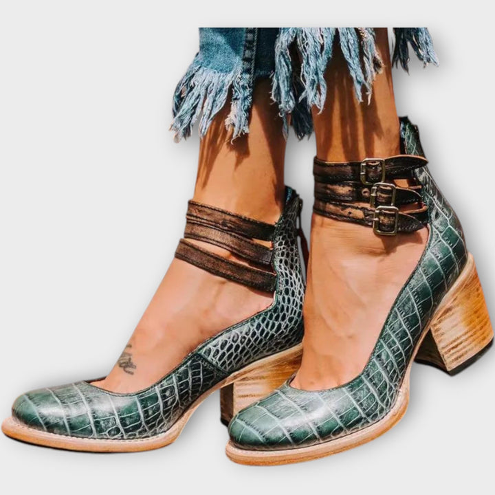 Boty s více pásky a širokým podpatkem