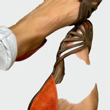 Sandály s výřezy a dvoubarevným detailem