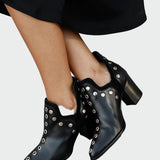 Boty s cvočky a silným podpatkem