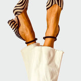 Stylové stiletto boty s špičatou špičkou v zebrovaném designu a páskem