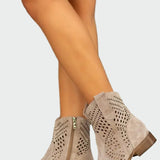 Boty s perforovaným designem a bočním zapínáním