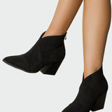 Černé boty s špičatou špičkou