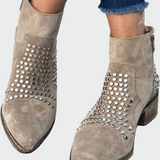 Kotníkové boty s cvočky