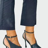 Černé lodičky s špičatou špičkou a kotníkovým páskem