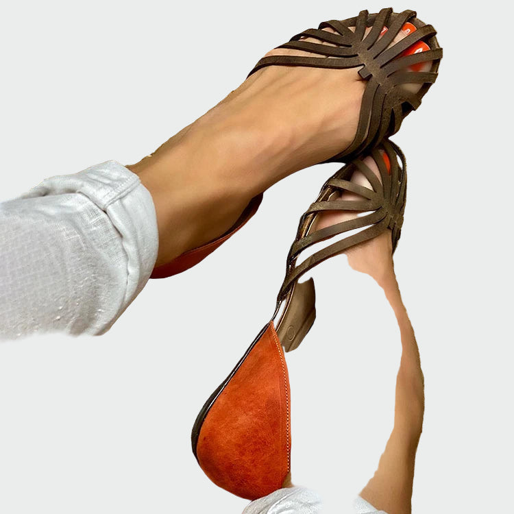 Sandály s výřezy a dvoubarevným detailem