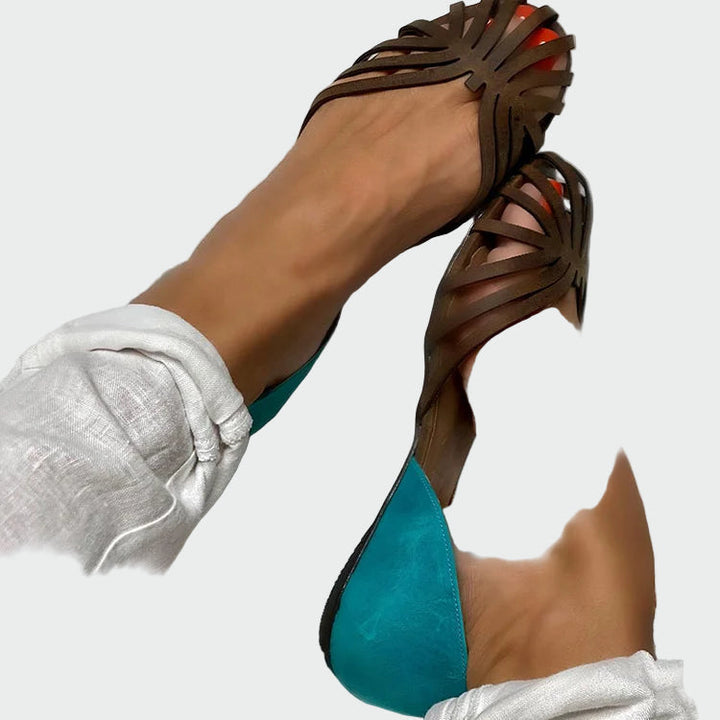 Sandály s výřezy a dvoubarevným detailem