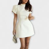 Lily - Mini šaty s výřezem na zádech a mašlí a krátkým rukávem
