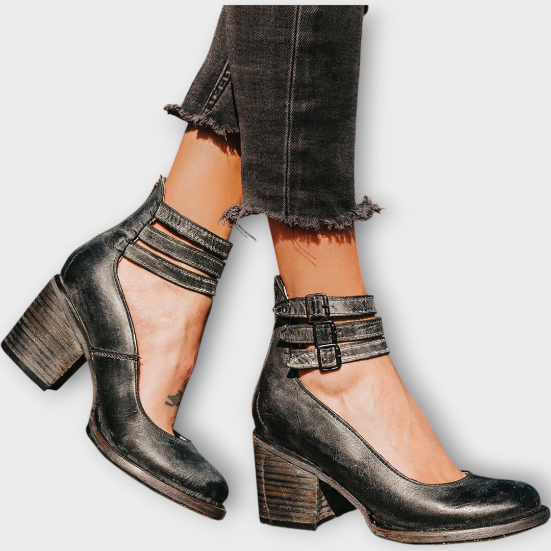 Boty s více pásky a širokým podpatkem