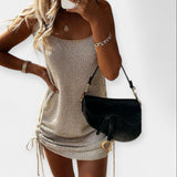 Bezramenné pletené šaty s páskem