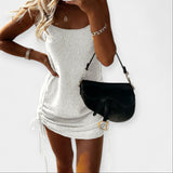 Bezramenné pletené šaty s páskem