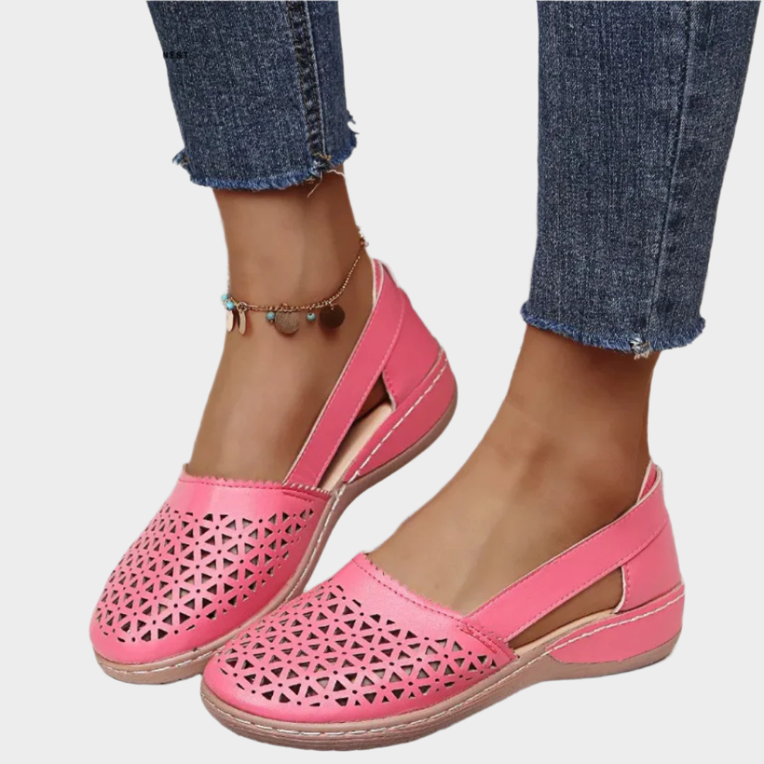 Anatomické kožené baleríny s výřezy a páskem