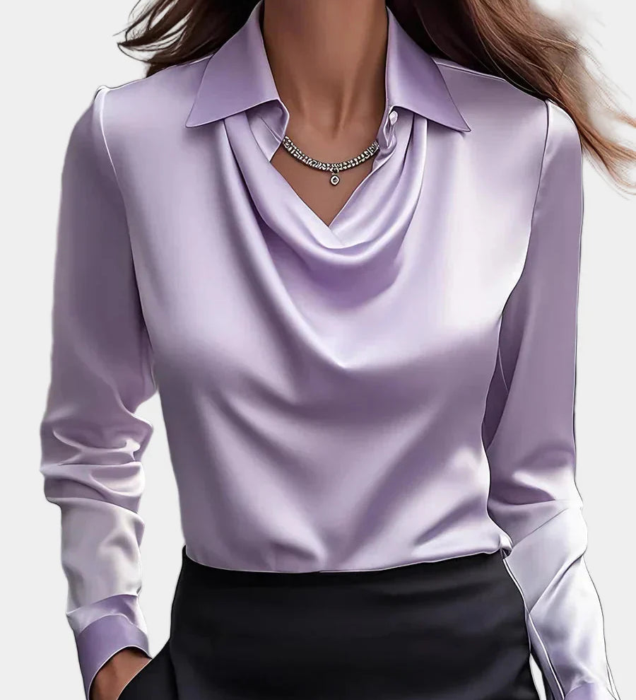 Elegantní bílá saténová blůza s drapovaným výstřihem