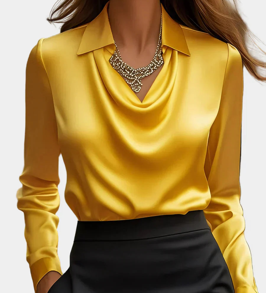 Elegantní bílá saténová blůza s drapovaným výstřihem