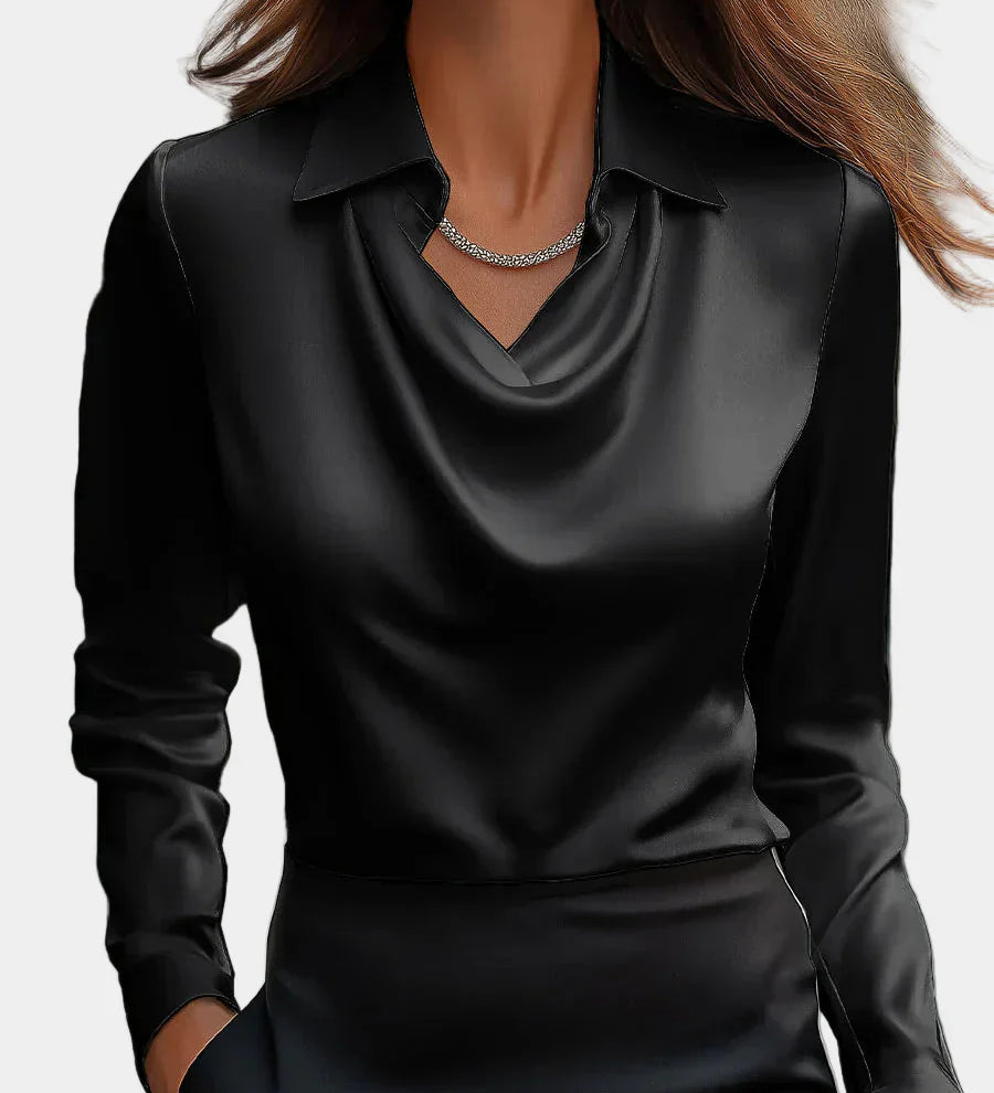 Elegantní bílá saténová blůza s drapovaným výstřihem