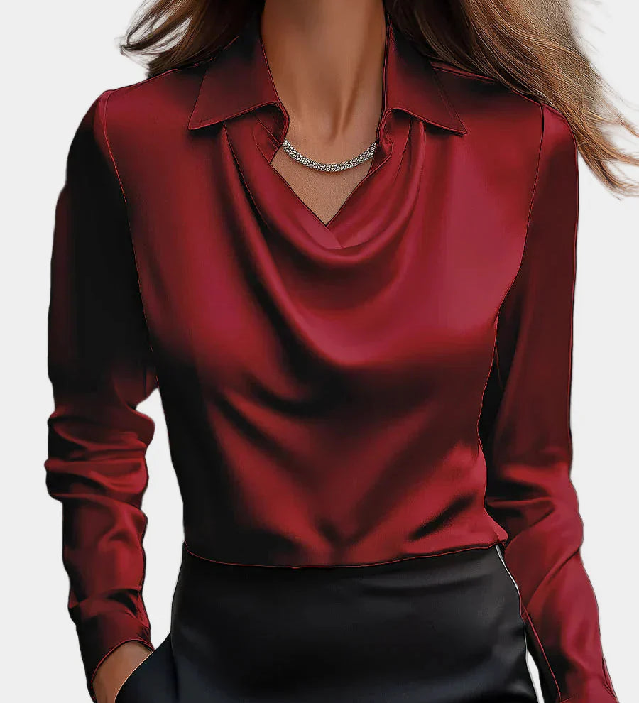 Elegantní bílá saténová blůza s drapovaným výstřihem