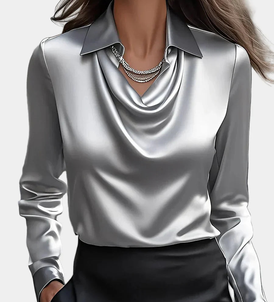 Elegantní bílá saténová blůza s drapovaným výstřihem