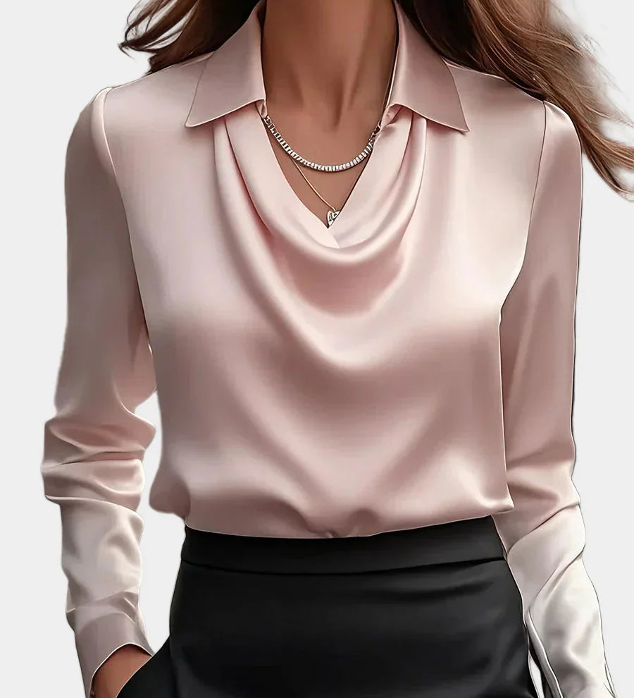 Elegantní bílá saténová blůza s drapovaným výstřihem