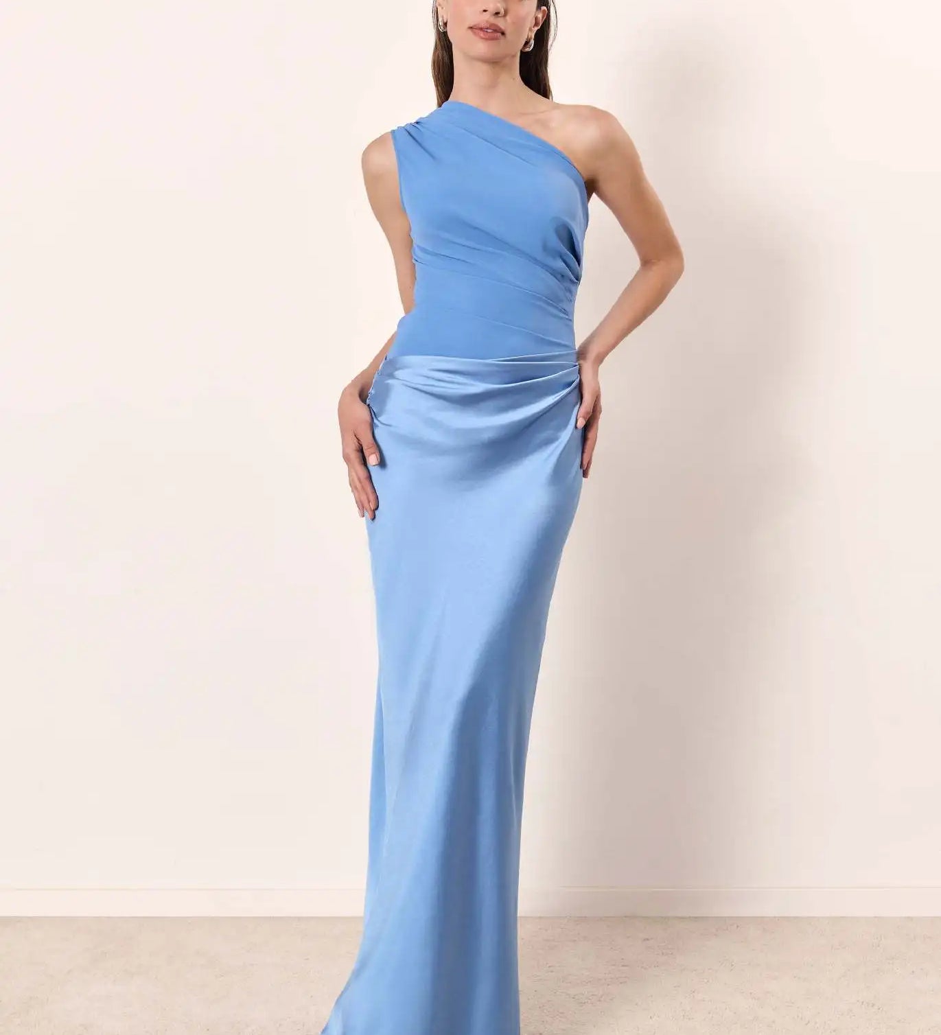 Sophia – Saténové maxi šaty s jedním ramenem