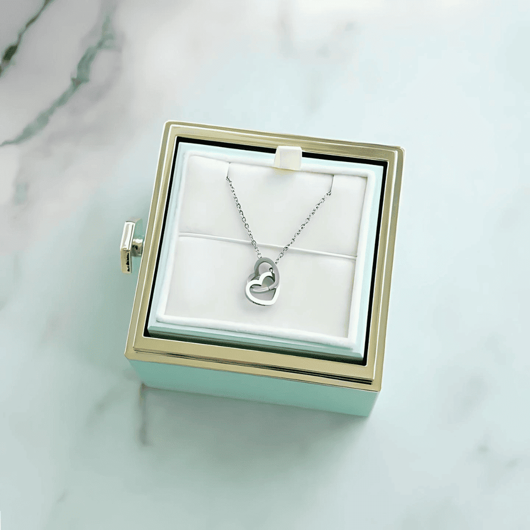 Věčná růže a personalizovaný náhrdelník ve tvaru srdce