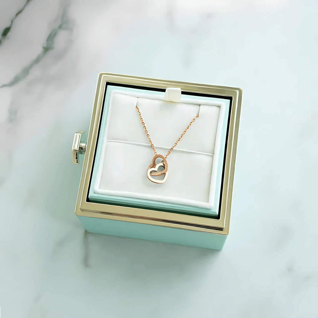 Věčná růže a personalizovaný náhrdelník ve tvaru srdce