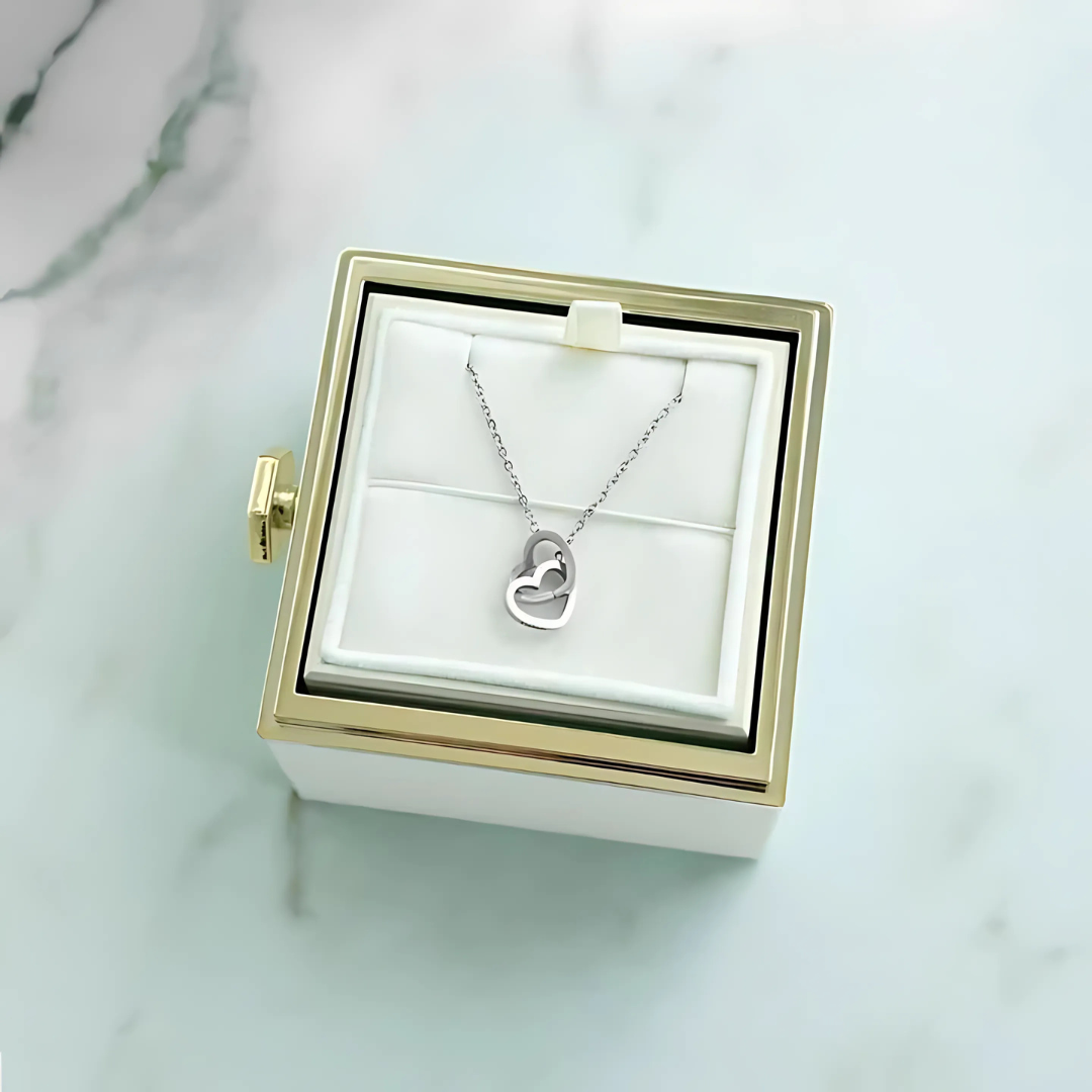 Věčná růže a personalizovaný náhrdelník ve tvaru srdce