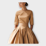 Midi-kjole s minimalistickým rafinovaným