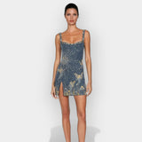 Mini elegantní šaty se silným stylem