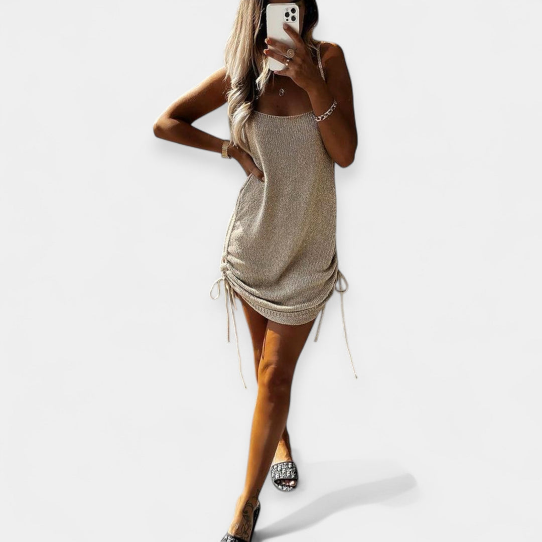 Bezramenné pletené šaty s páskem