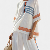 Bílé etnické soupravy Daisy s modrými a oranžovými detaily – jedinečný a živý styl