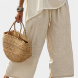 Celkový minimalistický Daisy v přírodních odstínech s oversized blůzou a širokými kalhotami pro jednoduchý a elegantní styl