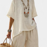 Celkový minimalistický Daisy v přírodních odstínech s oversized blůzou a širokými kalhotami pro jednoduchý a elegantní styl