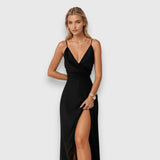 Dlouhé saténové šaty se šlitěmi a tenkými ramínky