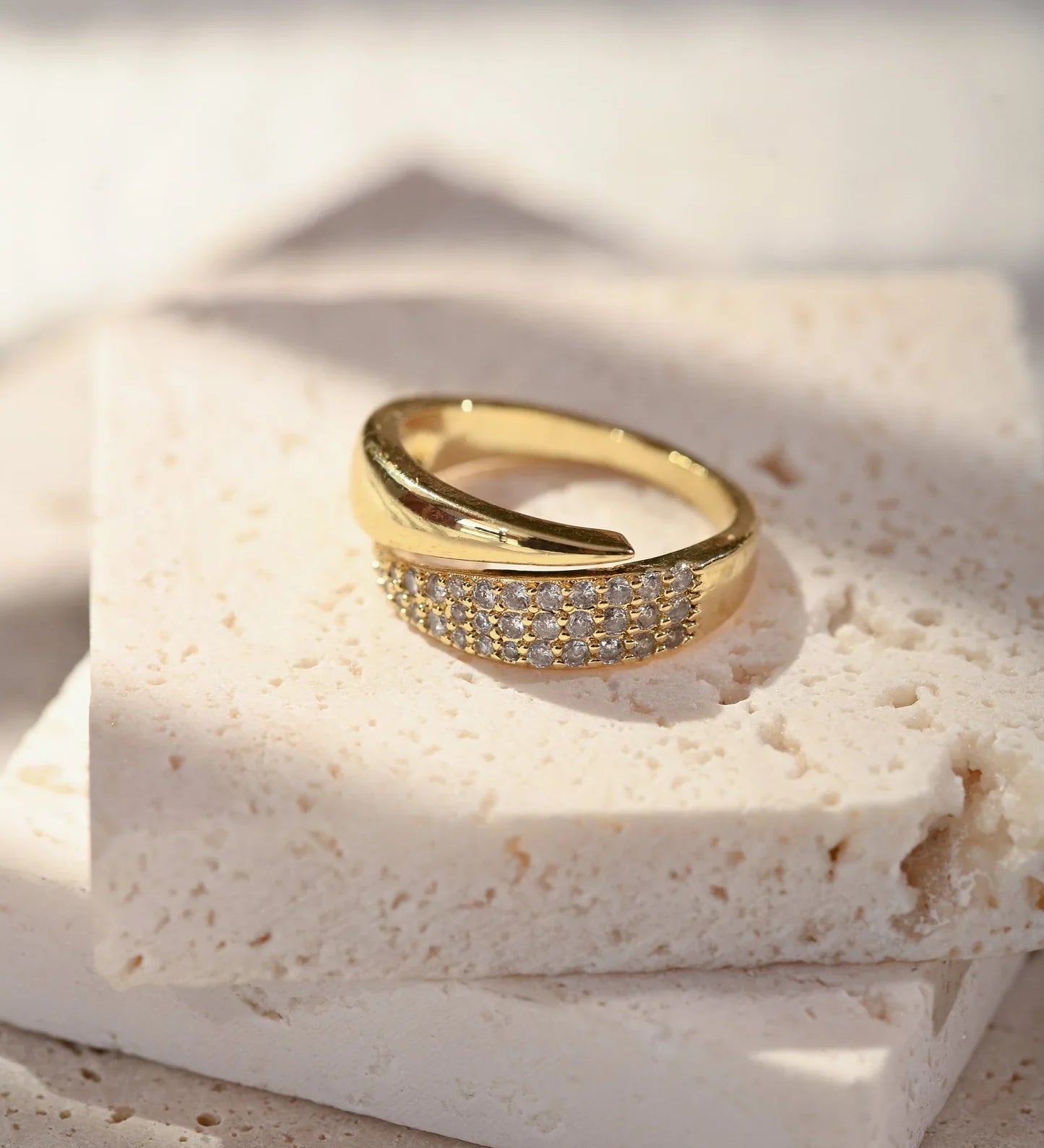 Cora - Elegantní zlatý prsten